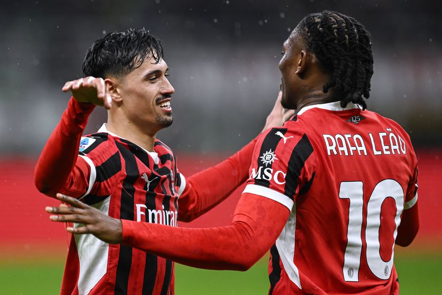 Reijnders celebra golo marcado ao Como com Rafael Leão