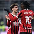 Rafael Leão e João Félix comemoram golo do Milan