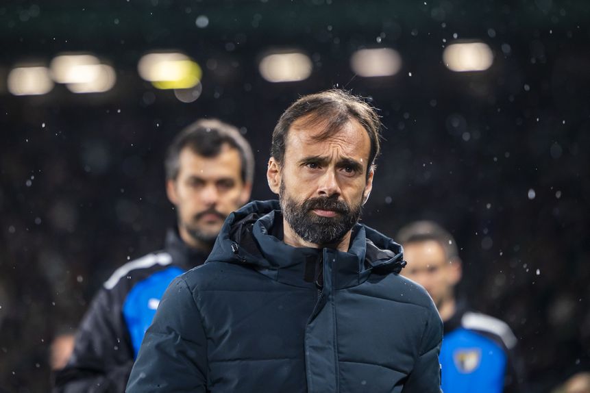 Hugo Oliveira, com um ar pensativo, no estádio josé alvalade