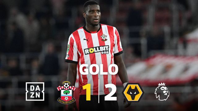 VÍDEO: bola no poste e Onuachu só teve de encostar