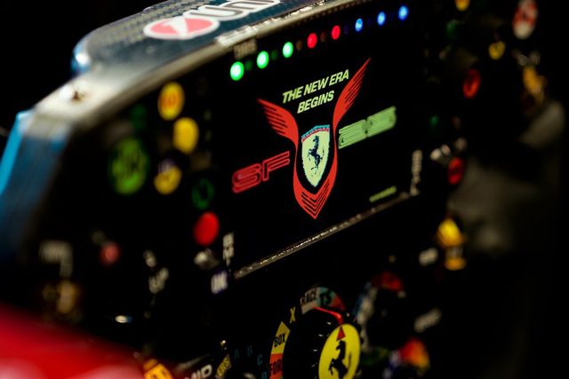 Fãs da Ferrari loucos com mensagem no volante de Hamilton