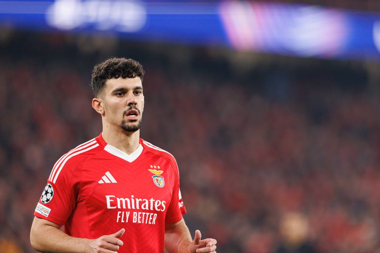 Tomás Araújo, central do Benfica, no relvado durante um jogo da equipa