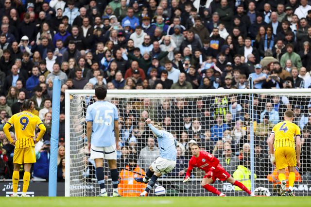 Manchester City marca passo e vê Nuno Espírito Santo a fugir