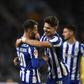 Fábio Vieira celebra o segundo golo do FC Porto com Francisco Moura, que fez a assistência