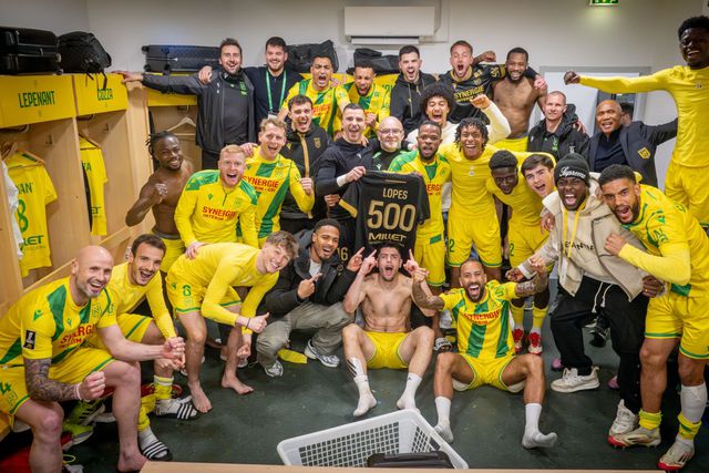 Anthony Lopes celbera com os colegas do Nantes o facto de etr chegado aos 500 jogos a nível de clubes