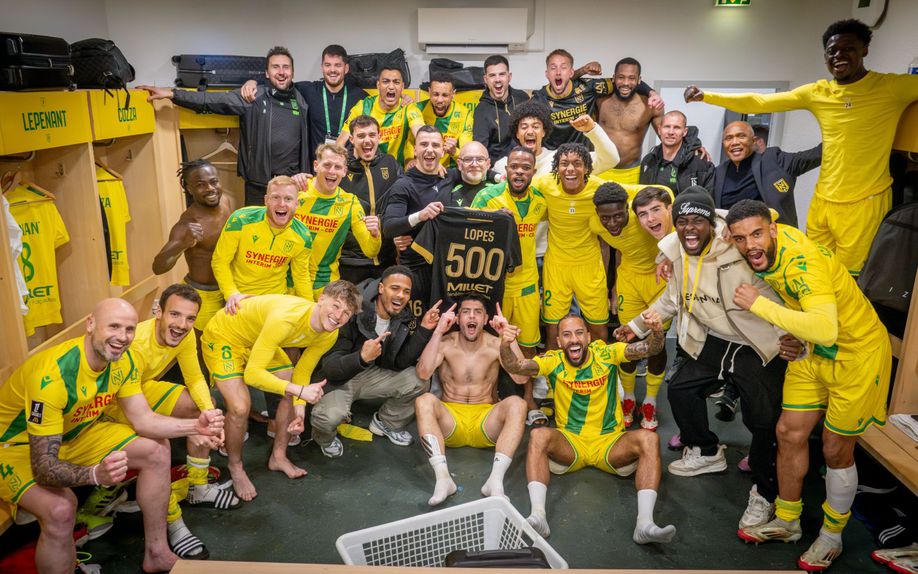 Anthony Lopes celbera com os colegas do Nantes o facto de etr chegado aos 500 jogos a nível de clubes