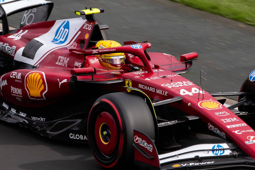 Lewis Hamilton ao volante do Ferrari