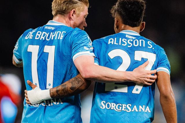 Momento entre Kevin De Bruyne e Alisson Santos - Foto: Instagram/Alisson Santos