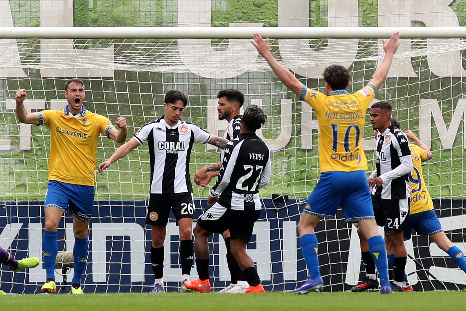 Jogadores do Estoril festejam o golo de Bacher no triunfo (1-0) frente ao Nacional. -Foto: HOMEM DE GOUVEIA/LUSA