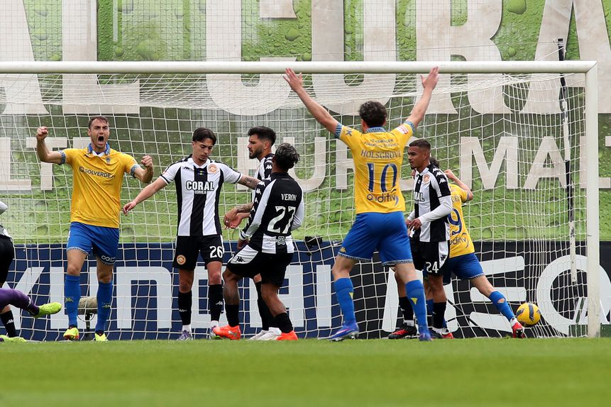 Jogadores do Estoril festejam o golo de Bacher no triunfo (1-0) frente ao Nacional. -Foto: HOMEM DE GOUVEIA/LUSA