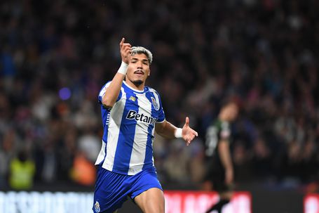 William Gomes festeja o golaço no Dragão (Foto: Rogério Ferreira/Kapta +)