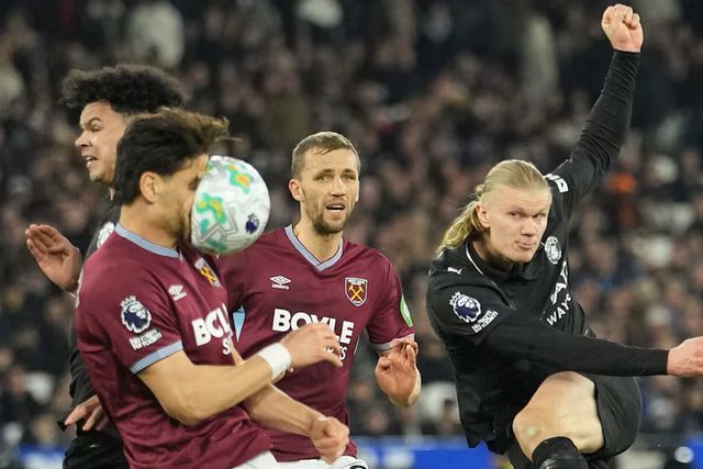 Eis o momento em que a bola atinge em cheio a cara de Mavropanos