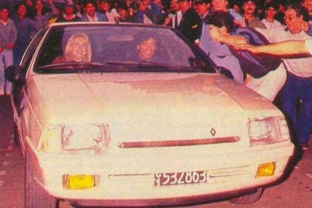 Maradona ao volante do Renault Fuego - Foto: D. R.