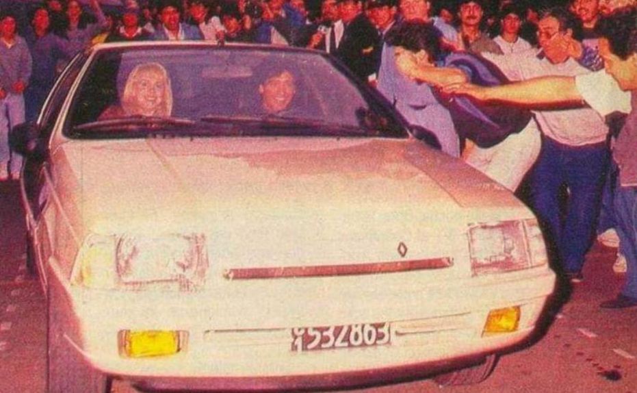 Maradona ao volante do Renault Fuego - Foto: D. R.
