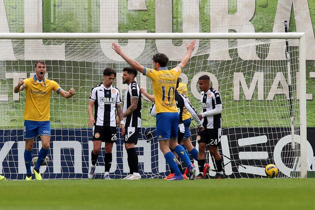Nacional-Estoril: canarinhos voaram alto na Madeira