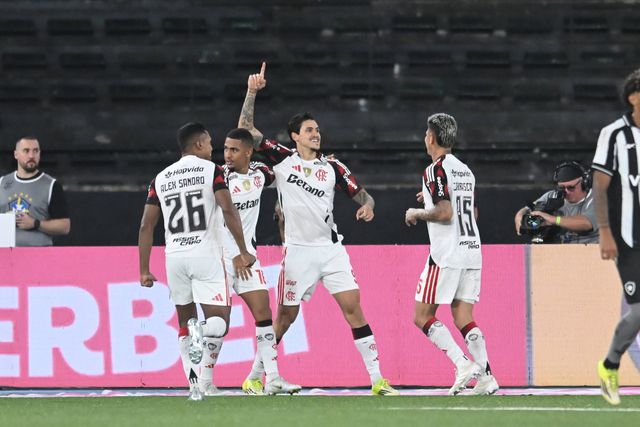Pedro festeja o último golo do Flamengo sobre o Botafogo