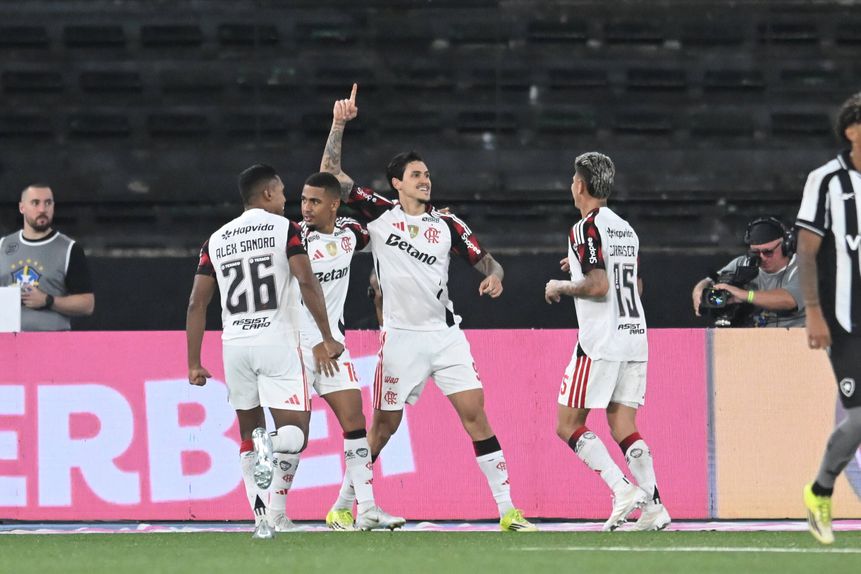 Pedro festeja o último golo do Flamengo sobre o Botafogo
