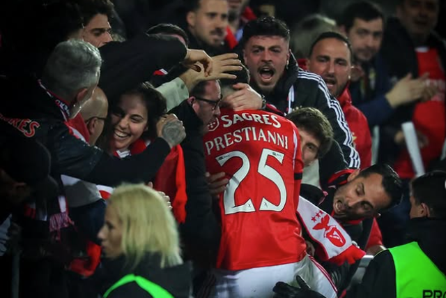 Benfiquistas deram colinho a Prestianni — Instagram/Prestianni