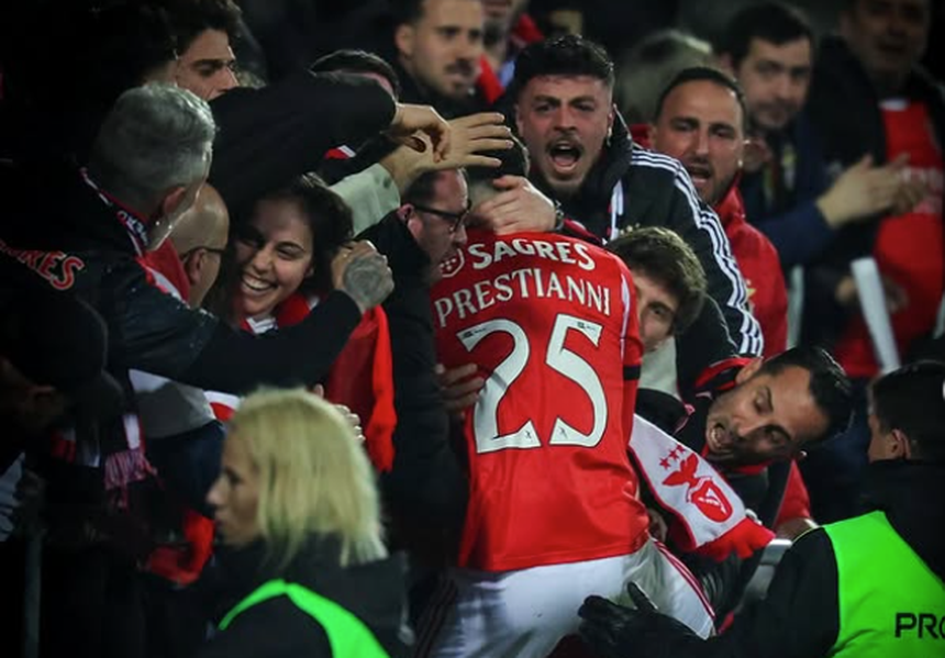 Benfiquistas deram colinho a Prestianni — Instagram/Prestianni