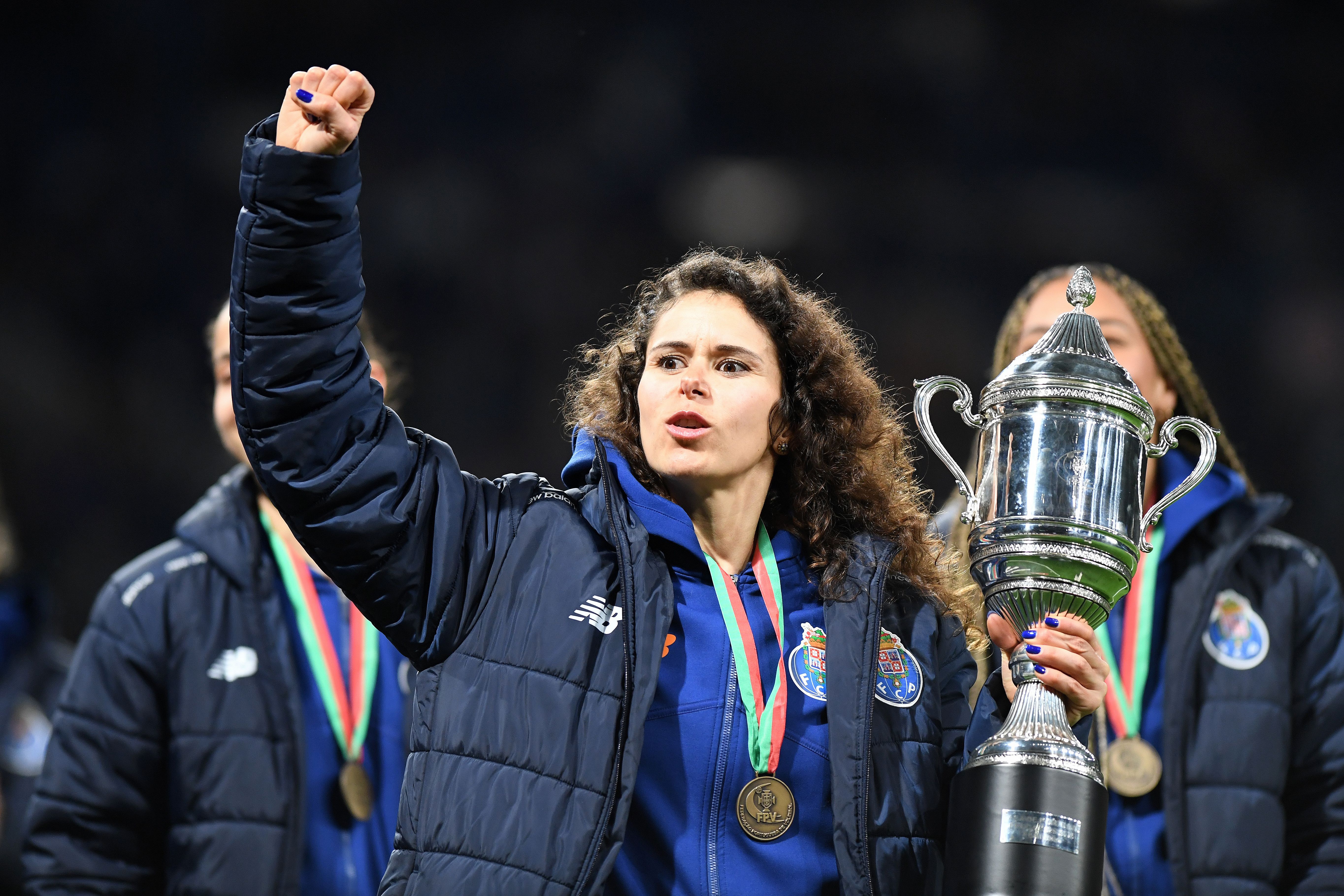 Equipa de vóleibol feminino, vencedora da Taça de Portugal, homenageada ao intervalo no Dragão -  Foto: Rogério Ferreira/Kapta +