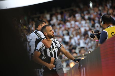 Corinthians interessado em Arthur Cabral, mas Benfica não deve lucrar