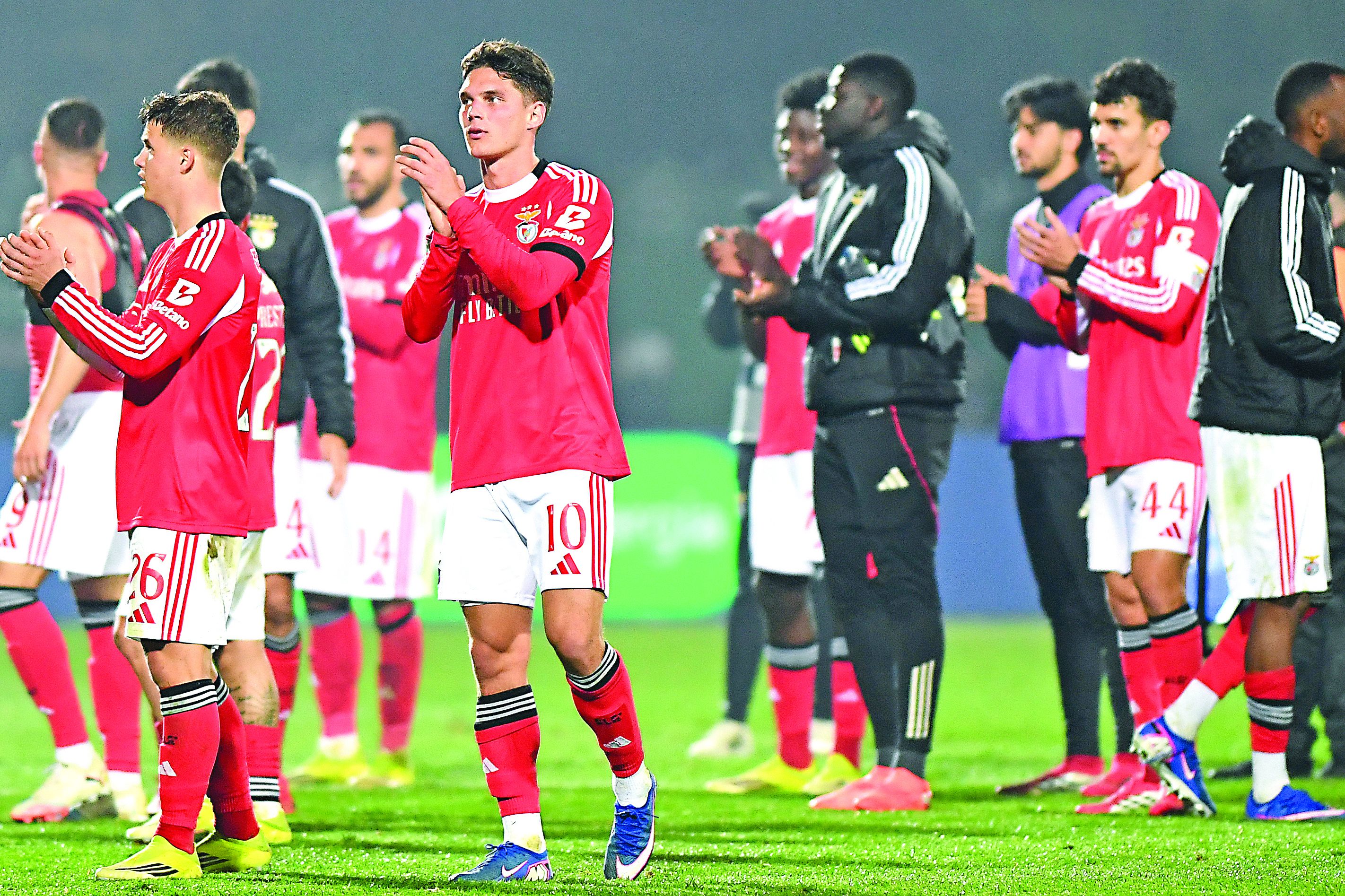 Sudakov e companheiros agradecem apoio dos adeptos em Arouca — Foto: Rogério Ferreira/Kapta+