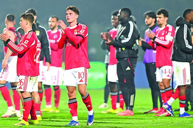 Sudakov e companheiros agradecem apoio dos adeptos em Arouca — Foto: Rogério Ferreira/Kapta+