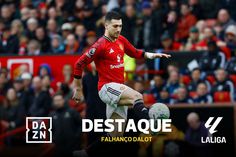Falhanço incrível de Diogo Dalot. Se a bola tem ido para o pé direito...