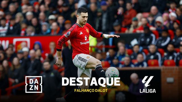 Falhanço incrível de Diogo Dalot. Se a bola tem ido para o pé direito...