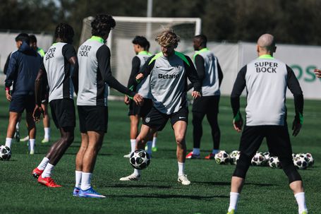 Hjylmand com bola durante o vulgo meiinho - Foto: Sporting CP