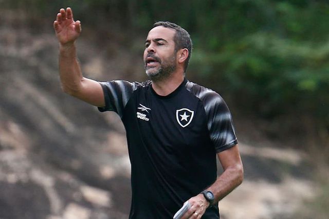Botafogo vence e é líder à condição