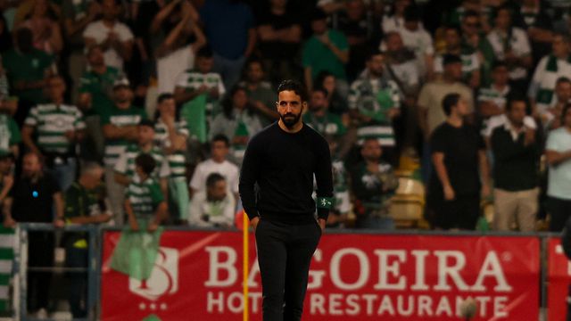 Amorim 'chuta para canto' Debast