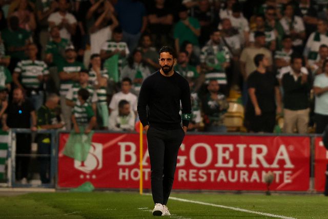 Amorim 'chuta para canto' Debast