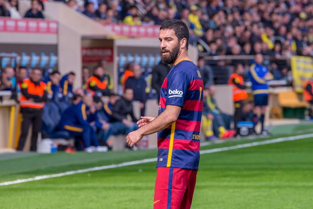 Arda Turan acusado de destruir mansão de €18 M: «Deixaram queimaduras de cigarros...»