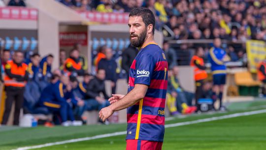 Arda Turan acusado de destruir mansão de €18 M: «Deixaram queimaduras de cigarros...»