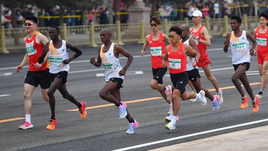 'Favor' a atleta chinês vale desqualificação a todos na meia-maratona de Pequim
