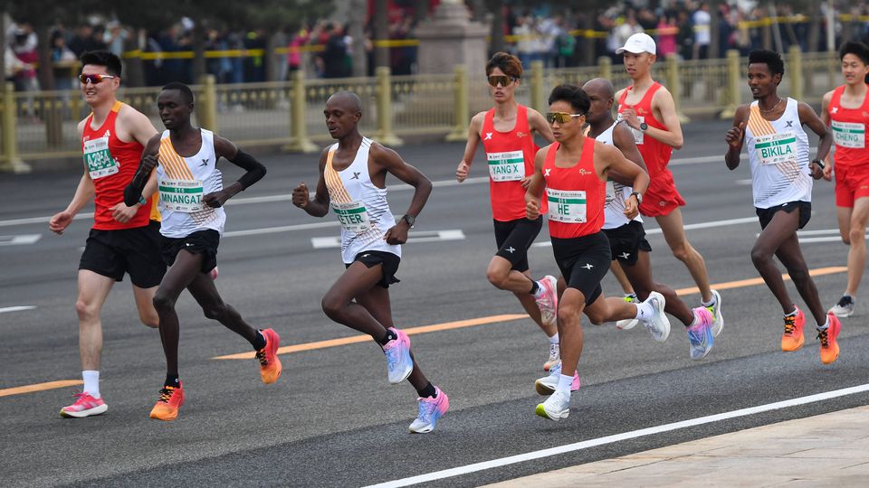 VÍDEO: Meia Maratona de Pequim investiga vitória polémica de atleta chinês