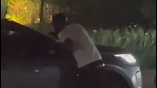 O momento em que campeão europeu pelo FC Porto destrói os retrovisores do carro da ex-namorada