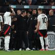 Confusão junto à área técnica do Fulham depois de substituição mal comunicada