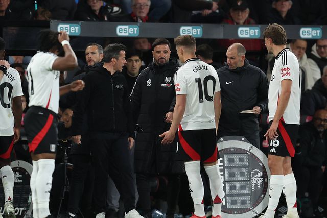 Confusão junto à área técnica do Fulham depois de substituição mal comunicada