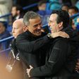 Luis Enrique a cumprimentar Unai Emery antes de um novo PSG-Aston Villa