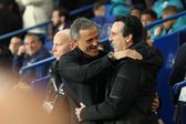 Luis Enrique a cumprimentar Unai Emery antes de um novo PSG-Aston Villa
