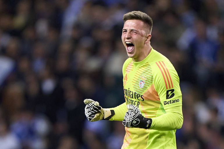 Anatoliy Trubin a celebrar a goleada do Benfica ao FC Porto no Estádio do Dragão