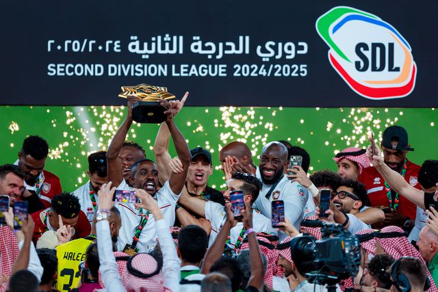 Jogadores do Diriyah, que venceu a 3.ª divisão saudita e subiu de divisão, festejam o título