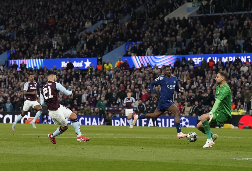 Donnarumma evita que Ansensio empate a eliminatória (FOTO IMAGO)