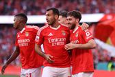 Jogadores do Benfica a celebrarem o golo de Kokçu ao Arouca, antes do de Pavlidis