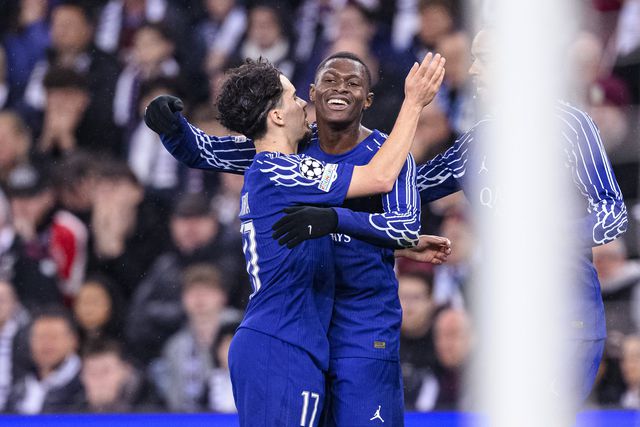 Nuno Mendes festeja com Vitinha o golo que ajudou o PSG a chegar às meias-finais da Liga dos Campeões (FOTO IMAGO)