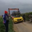 A violência da Paris-Roubaix: mecânico derruba corredor da Alpecin (vídeo)