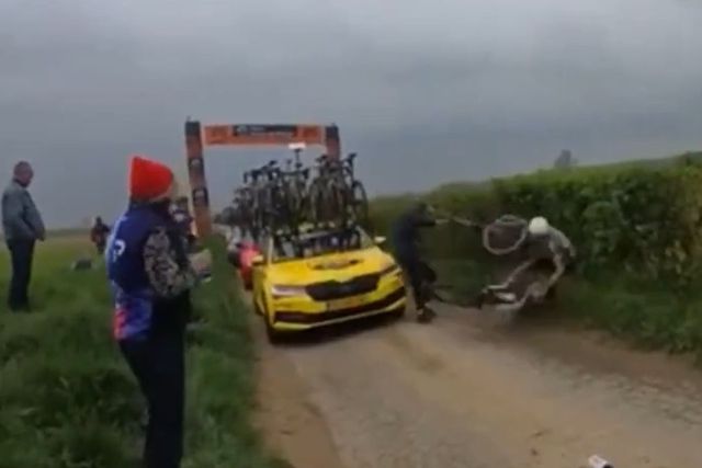 A violência da Paris-Roubaix: mecânico derruba corredor da Alpecin (vídeo)