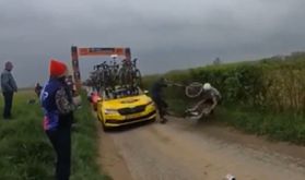A violência da Paris-Roubaix: mecânico derruba corredor da Alpecin (vídeo)